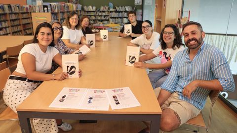 Alberto Mancebo, � dereita, co club de lectura vimianc�s na tarde do luns 