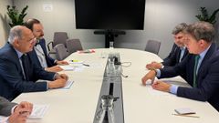 El comisario de Pesca, Costas Kadis (izquierda), frente al líder del PSdeG, José Ramón Gómez Besteiro y el eurodiputado Nicolás González Casares