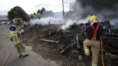 Los bomberos extinguen los �ltimos rescoldos del incendio en As P�as. 