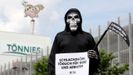 Un activista protesta ante las instalaciones de la crnica afectada por el brote en Alemania