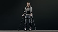 Una mujer, ayudada por un exoesqueleto