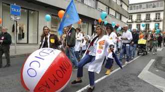 Foto de la manifestaci�n de los m�dicos en contra del estatuto marco el pasado 30 de abril, en Santiago