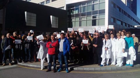 Los despedidos Valentn Fernndez y Javier Moreira, durante la concentracin en el hospital lvarez Buylla para exigir su readmisin.Los despedidos Valentn Fernndez y Javier Moreira, durante la concentracin en el hospital lvarez Buylla para exigir su readmisin 