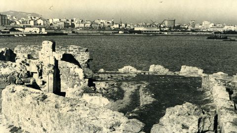 Retrospectiva de 1955 con los restos antiguos del castillo de piedra de San Diego. Al fondo, destaca el edificio del Banco Pastor.