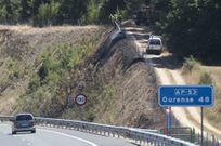 El fuego afectó a un talud junto a la autopista a partir de las 13.07 horas, en la zona de Botos. 