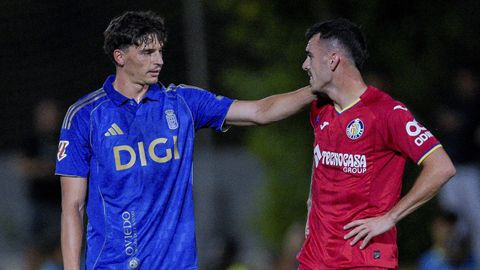 Oier Luengo saluda alex Sola en el amistoso entre el Getafe y el Oviedo