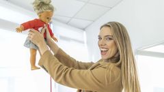 Mar�a Mera levanta a boneca que lle trouxeron os Reis de Su�za