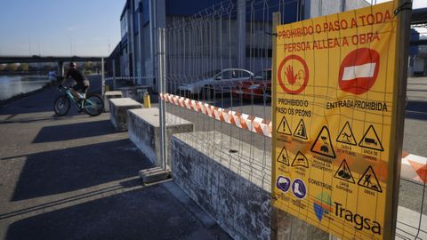 Sealizacin de la obra en el borde de los terrenos de la antigua conservera
