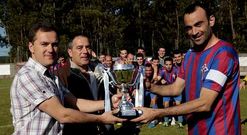El presidente de clubes, Manuel Caama�o, entreg� a Adelino el trofeo de campe�n de liga.