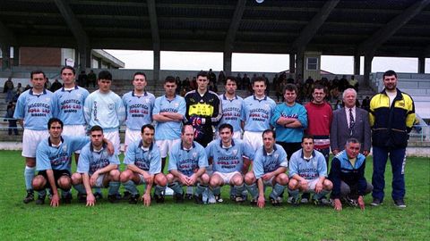 Una plantilla del Ribadeo FC en el 2000.