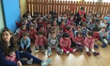 El alumnado de la guarder�a asisti� ayer a una escenificaci�n a cargo de estudiantes del CEIP Figueiroa.