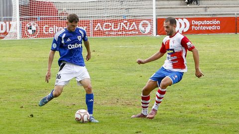Nacho Pastor dando un pase ante la presi�n de Maceira