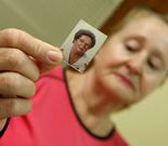 Luisa Jove con la foto de su madre desaparecida.