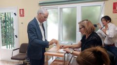 Francisco Conde, candidato del PP al Congreso, votando en Monforte.
