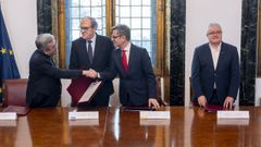 El presidente de la Conferencia Episcopal Espa�ola (CEE), Luis Arg�ello; el Defensor del Pueblo, �ngel Gabilondo; el ministro de la Presidencia, Justicia y Relaciones con las Cortes, F�lix Bola�os, y el presidente de la Conferencia Espa�ola de Religiosos (Confer), Jes�s D�az Sariego, durante la firma del acuerdo.