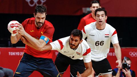 El espa�ol Ra� Entrerr�os (i) disputa el bal�n ante el egipcio Yahia Omar (c) durante el encuentro masculino de balonmano por la medalla de bronce entre Espa�a y Egipto en los Juegos Ol�mpicos 2020