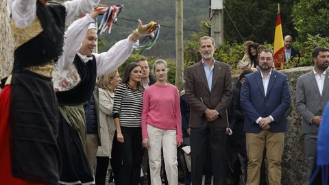 Los reyes de Espa�a, Felipe VI y Letizia, y la princesa de Asturias Leonor, acompa�ados por el presidente del Principado de Asturias, Adri�n Barb�n (2d), visitan la parroquia de Cadavedo, en el municipio de Vald�s, tras ganar el premio al pueblo ejemplar de Asturias