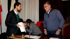 Blanco (izquierda) y Garc�a, hablando antes del inicio del pleno en O Barco