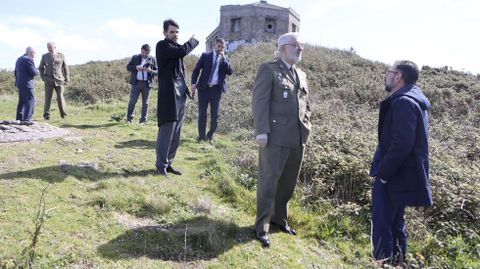 Un momento de la visita realizada al observatorio de Monteventoso, con responsables municipales y del Invied.