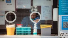 Una sanitaria en un puesto de toma de muestras de covid en Shangh�i