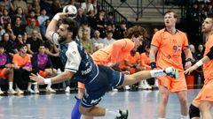 Pablo Castro, que anot� dos goles para el Cangas, en uno de los momentos que pudo superar a la defensa azulgrana.