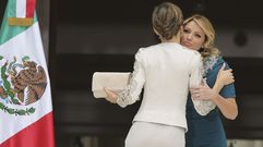 La cartera de mano, en el mismo tono, tambi�n la firmaba el dise�ador madrile�o. Adem�s de traje, Letizia repiti� tambi�n el recogido que luci� en Par�s