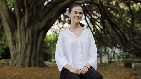 Olivia Tapia posando en Oleiros, donde vive y estudi� el bachillerato