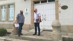 Eduardo Chao, portavoz del BNG, a la izquierda, y el alcalde y l�der del PSdeG de O Valadouro, Edmundo Maseda, anunciando el acuerdo