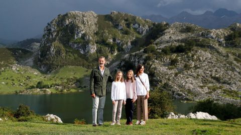 Los reyes Felipe y Letizia, la princesa Leonor (2i) y la infanta Sofa (2d) posan ante el lago Enol tras un recorrido con motivo de la celebracin del primer centenario del Parque Nacional de la Montaa de Covadonga -embrin del actual Parque de los Picos de Europa