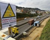 El tercer carril, ya es visible tanto al pie del puente en Rande, como en Chapela.