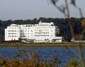 . Es la isla m�s glamurosa de Galicia y un referente indiscutible cuando se habla de turismo y establecimientos de lujo. En ella abri� sus puertas hace m�s de cien a�os el Gran Hotel, un establecimiento con solera y cinco estrellas que certifican su calidad. El Louxo (cuatro estrellas) y el Hesperia Isla de La Toja completan la oferta de este peque�o rinc�n verde.