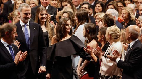 La reina Letizia saluda a su madre, Paloma Rocasolano (3d), a su llegada a la ceremonia de entrega de los Premios Princesa de Asturias, este viernes en el Teatro Campoamor de Oviedo