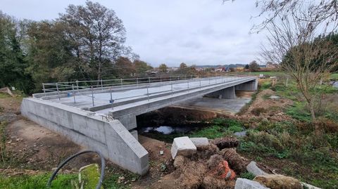 La estructura del puente sobre el arroyo de Rioseco ya est terminada