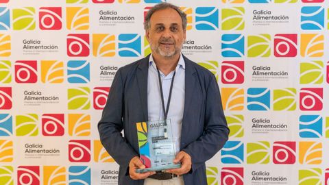 Joaquín Casal, coordinador del área de comercio nacional de Daveiga, con el premio otorgado por el Clúster Alimentario de Galicia