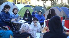 Las personas que est�n acampadas en Pontevedra, celebrando una asamblea este viernes.