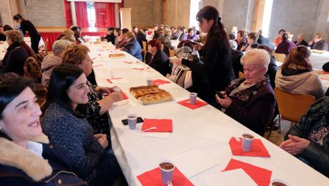 En la chocolatada organizada por el Concello de  Xove participaron 120 mujeres.