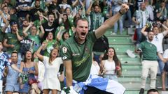 Celebraci�n de un aficionado en el encuentro ante el Celta B en el que el Racing ratific� el ascenso.