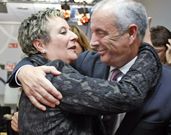 Mar�a Josefa abraza a su marido tras la derrota electoral del 2012. 