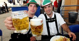 La Octoberfest, consolidada en muchas ciudades gallegas, celebra su primera edici�n en Santiago. 