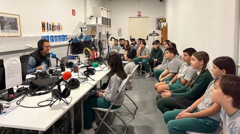 Aser �lvarez, con alumnado del CEIP La Milagrosa, durante el taller