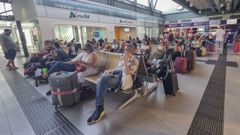 Viajeros, el 11 de agosto, en el vestibulo principal de la estaci�n de tren de Santiago
