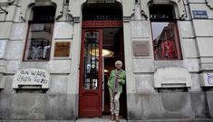 La modista Isabel Edreira lleva a�os denunciando las filtraciones de agua en su negocio.