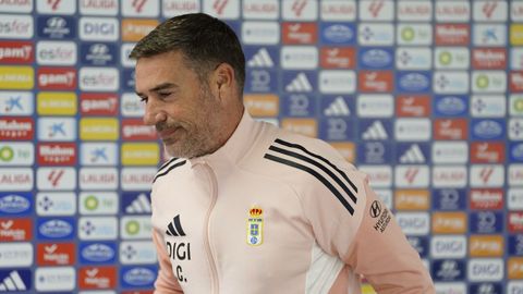 El entrenador del Real Oviedo, Luis Carrin, en la sala de prensa de El Requexn
