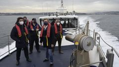 Foto cedida por la Conseller�a do Mar, de una visita de la conselleira Rosa Quintana (en primer plano, a la derecha)  a la patrullera Punta Seixo Branco, en la que embarc� este mi�rcoles con el vicepresidente Alfonso Rueda