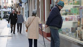 Imagen de archivo de varias personas de avanzada edad caminando por Ferrol. 