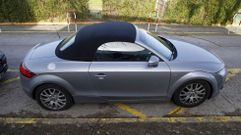 El coche en el que la v�ctima viaj� a Monforte desde Burgos, aparcado junto al hospital con la rueda trasera deshinchada por un disparo