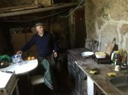 Domingo Alonso en la vieja cocina de su casa de Castel�ns, ya que la nueva la tiene que tirar. 