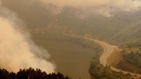 La N-120 estuvo cortada por el incendio durante parte de la tarde del viernes