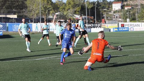 lex Gil, del Ourense Club de Ftbol, en un remate ante el portero del Covadonga, Bjrk, que sera expulsado en la segunda parte.