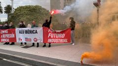 Protesta de los trabajadores de Alu Ib�rica ante la Delegaci�n del Gobierno en Galicia